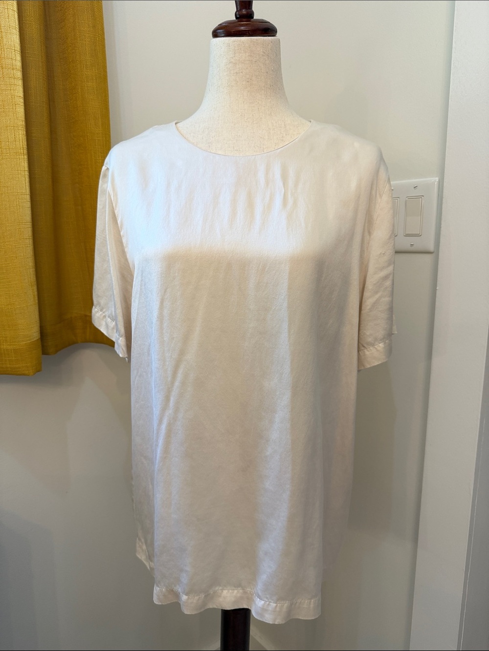 Chaus Cream Satin Short Sleeve Crewneck Tee